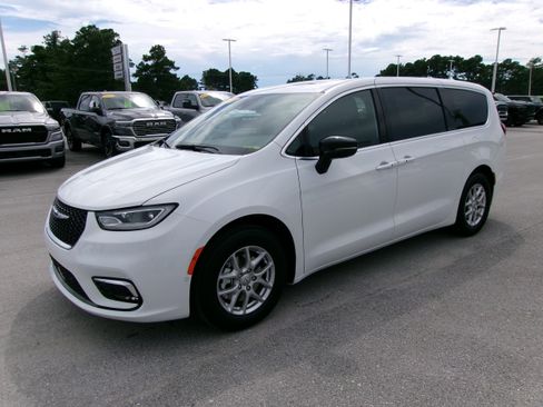New 2026 Chrysler Pacifica Select image 2