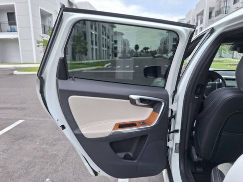 Used 2015 Volvo XC60 T6 Platinum FWD image 27
