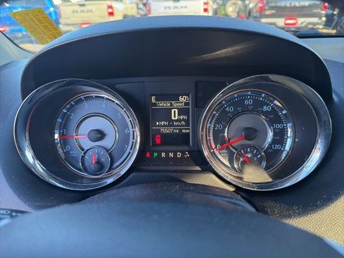 Used 2014 Chrysler Town & Country Touring image 26