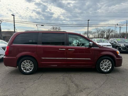 Used 2012 Chrysler Town & Country Touring-L w/ Premium Group image 5