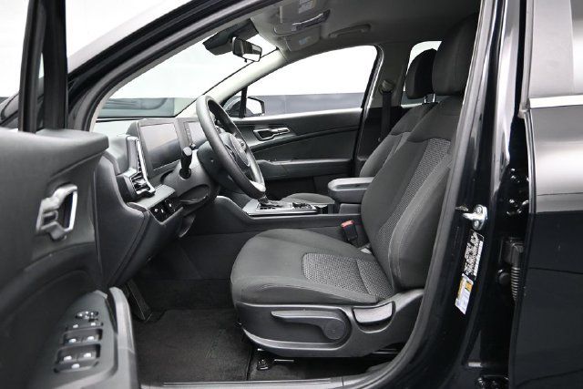 Used 2025 Kia Sportage LX AWD/4WD image 18