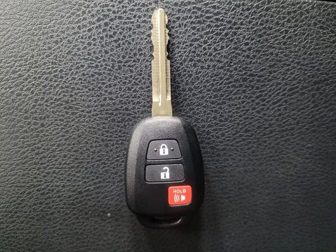 Used 2019 Toyota Highlander LE image 32