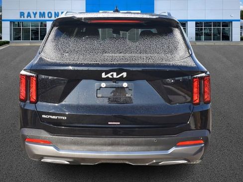 Used 2025 Kia Sorento S image 4