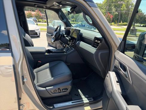 Used 2024 Lexus GX 550 AWD/4WD image 17