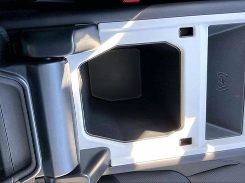 Used 2025 Land Rover Defender 110 S image 38