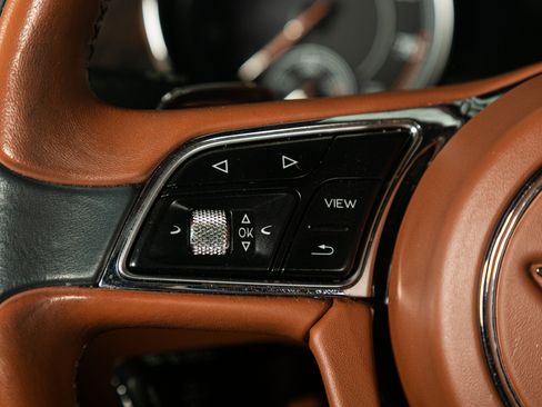 Used 2019 Bentley Bentayga image 33