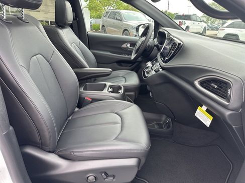 New 2026 Chrysler Pacifica Select image 52