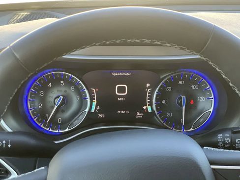 Used 2023 Chrysler Pacifica Touring-L FWD image 8