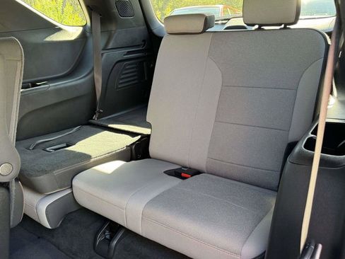 Used 2025 Chevrolet Traverse LT FWD image 17