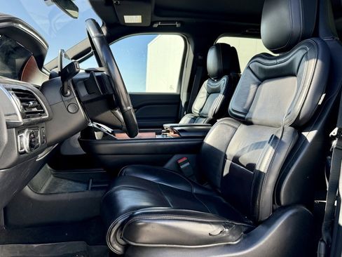 Used 2019 Lincoln Navigator Reserve image 10