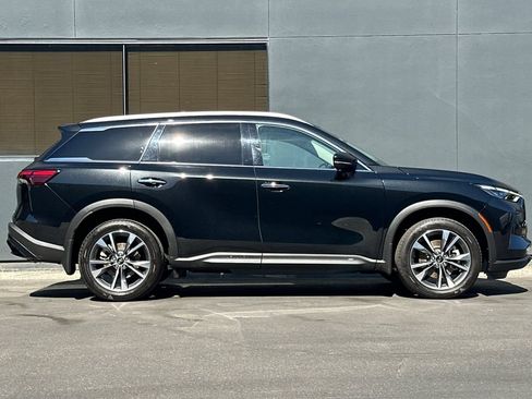 Used 2023 INFINITI QX60 Luxe w/ Cargo Package FWD image 3