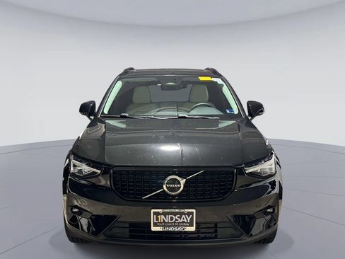 Used 2023 Volvo XC40 B5 Plus AWD/4WD image 2