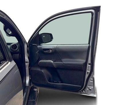 Used 2018 Toyota Tacoma TRD Sport image 9