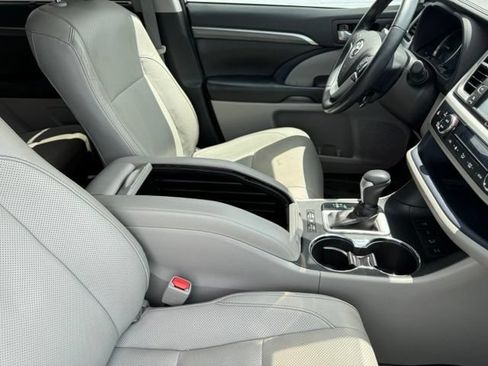 Used 2017 Toyota Highlander Limited AWD/4WD image 21