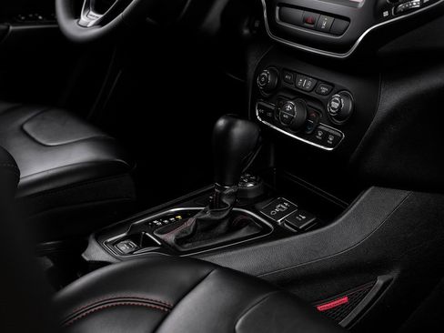 Used 2022 Jeep Cherokee Trailhawk image 32