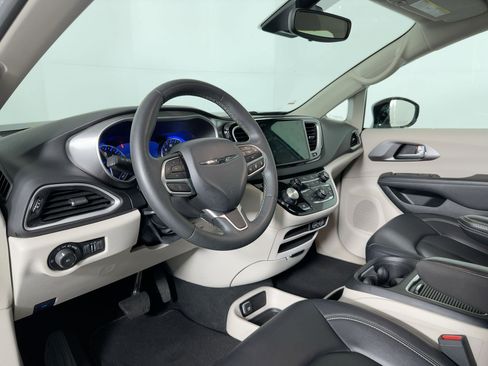 Used 2024 Chrysler Pacifica Touring-L image 3