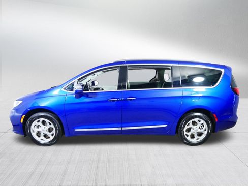Used 2021 Chrysler Pacifica Limited AWD/4WD image 4