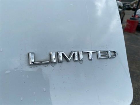 Used 2023 Chrysler Pacifica Limited image 26