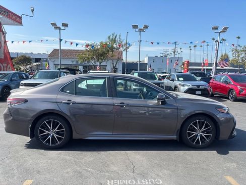 Used 2024 Toyota Camry SE FWD image 3