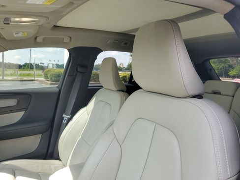 Used 2023 Volvo XC40 B5 Plus AWD/4WD image 18