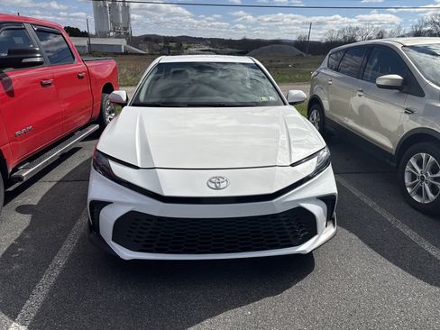 Used 2025 Toyota Camry SE w/ Convenience Package image 8