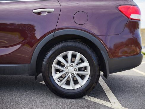 Used 2016 Kia Sorento LX w/ LX Convenience Package image 12