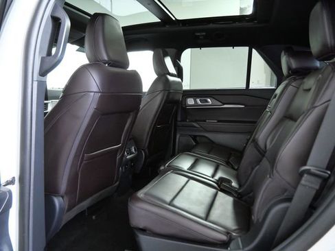 Certified 2025 Ford Explorer Platinum AWD/4WD image 13