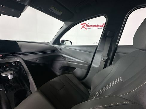 Used 2024 Hyundai Elantra SEL image 11