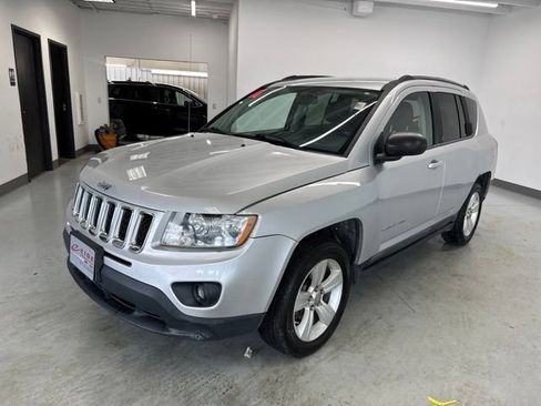 Used 2011 Jeep Compass Latitude AWD/4WD image 5