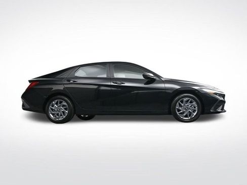 Used 2024 Hyundai Elantra SEL image 31