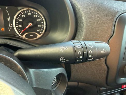 Used 2015 Jeep Renegade Latitude w/ Popular Equipment Group image 26