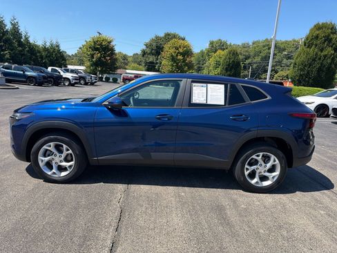 Used 2024 Chevrolet Trax LS w/ LS Convenience Package FWD image 2