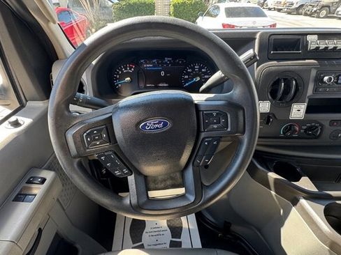Used 2022 Ford E-350 and Econoline 350 Super Duty image 3