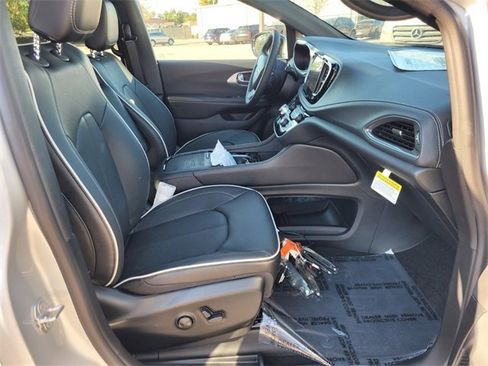 New 2026 Chrysler Pacifica Limited w/ Trailer Tow Group image 16