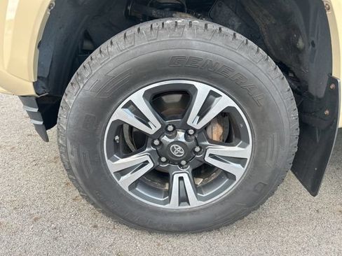 Used 2018 Toyota Tacoma TRD Sport AWD/4WD image 9