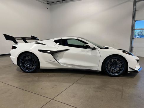 Used 2026 Chevrolet Corvette ZR1 w/ ZR1 Carbon Fiber Aero Package RWD image 2