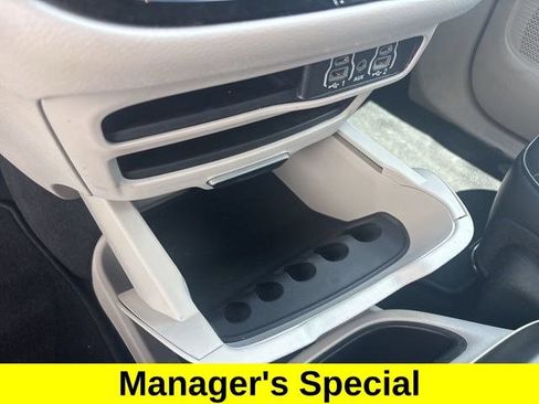 Used 2023 Chrysler Pacifica Touring-L FWD image 26