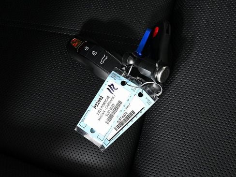 Certified 2025 Porsche Macan AWD image 26