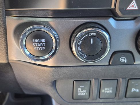 Used 2021 Toyota Tacoma TRD Off-Road w/ TRD Premium Off Road Package AWD/4WD image 21