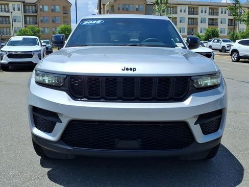 Used 2025 Jeep Grand Cherokee Altitude AWD/4WD image 37