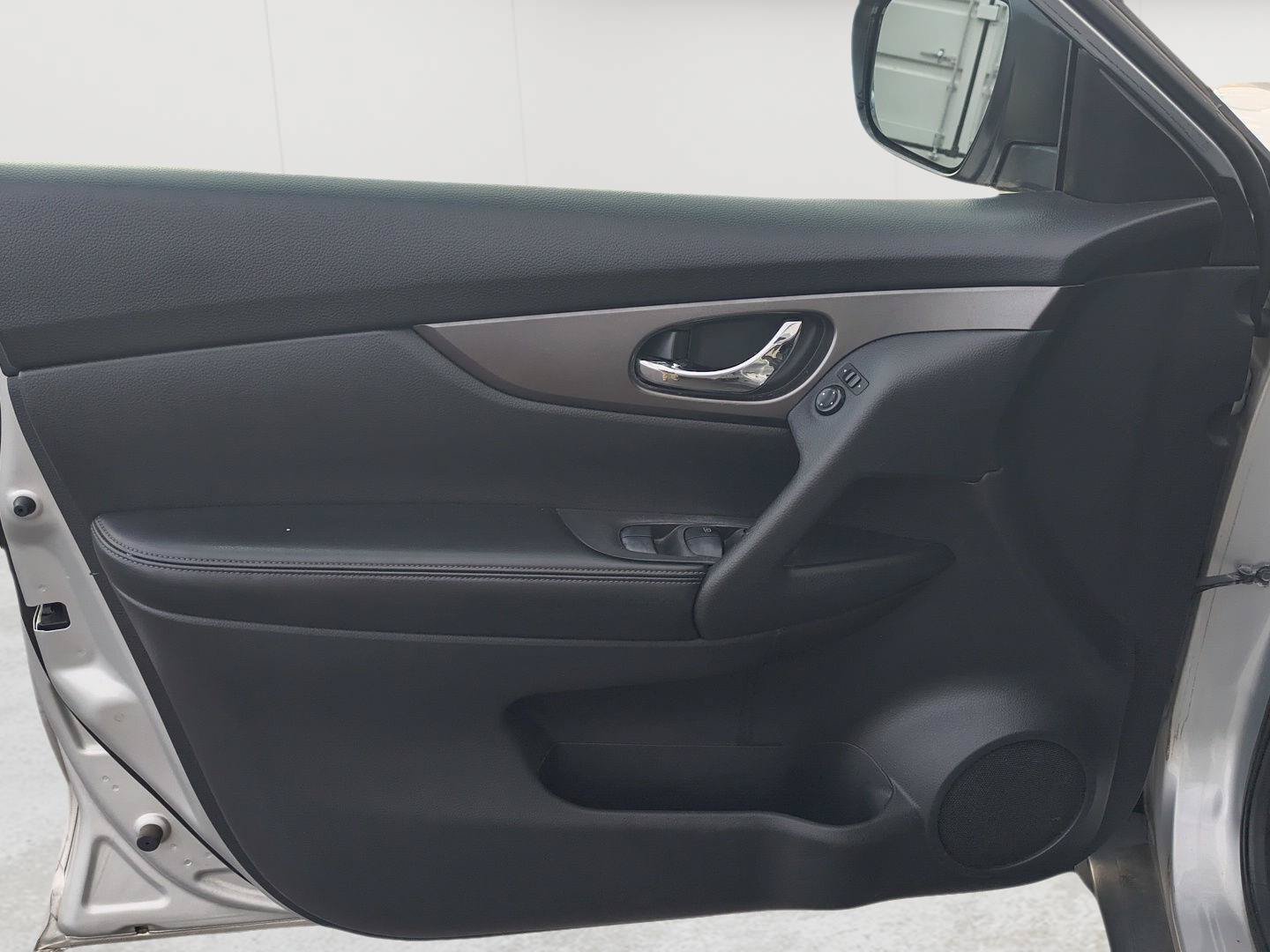 Used 2016 Nissan Rogue SV AWD/4WD image 4