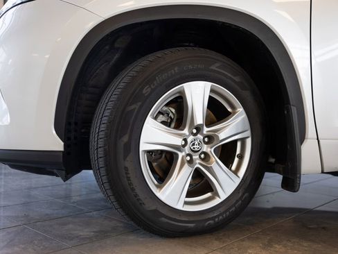 Used 2024 Toyota Highlander LE AWD/4WD image 9