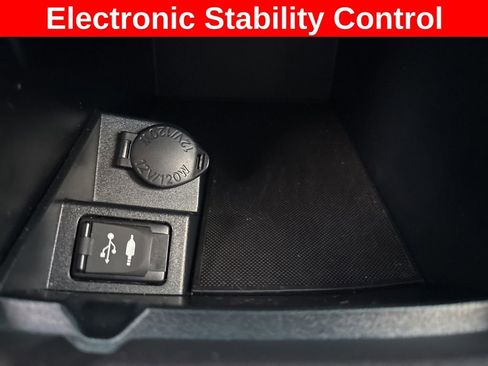 Used 2017 Toyota Camry SE image 19