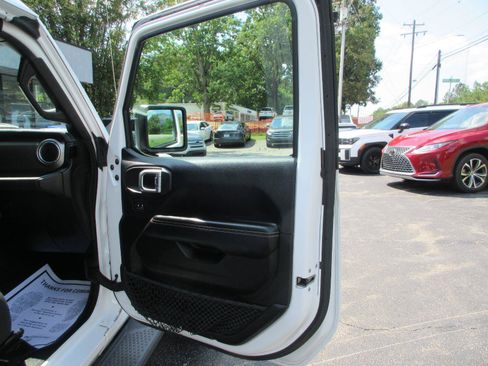 Used 2018 Jeep Wrangler Unlimited Sahara AWD/4WD image 17