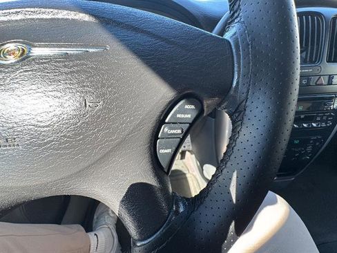 Used 2005 Chrysler Town & Country Touring w/ Leather Interior Group image 9