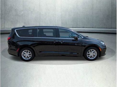 Used 2025 Chrysler Pacifica Select FWD image 7