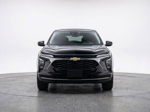 Used 2025 Chevrolet Trax LT FWD image 2