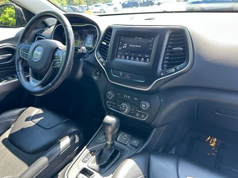 Used 2020 Jeep Cherokee Latitude Plus w/ Comfort/Convenience Group AWD/4WD image 18