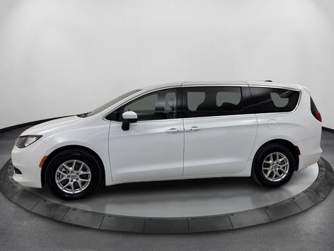 Used 2023 Chrysler Voyager LX FWD image 8