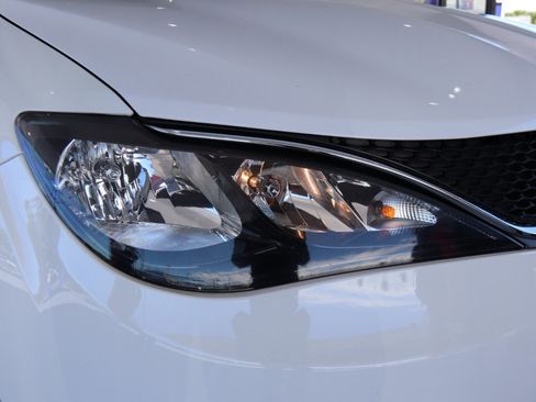 Used 2021 Chrysler Voyager Lxi image 38